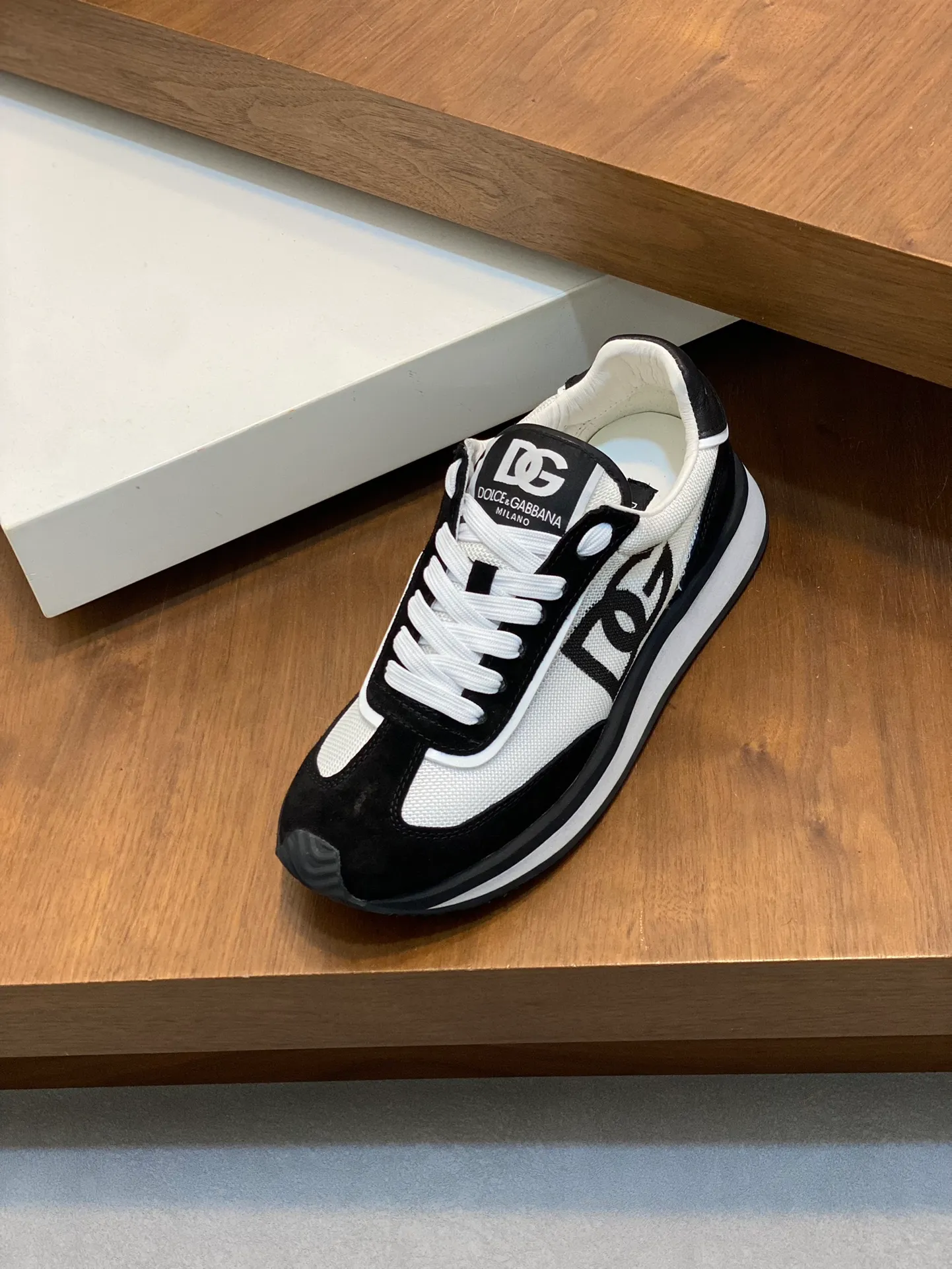 Factory price: 458💰••New products••Dolce&Gabbana••DG✔️High-end men's sports•casual shoes. Original goods from top counters. Original imported cowhide, multi-material splicing design ➕Imported cowhide lining, cowhide feet ➕Original T men's shoes 💰R elastic outsole.  Size: 39-44 (38, 45 customized)